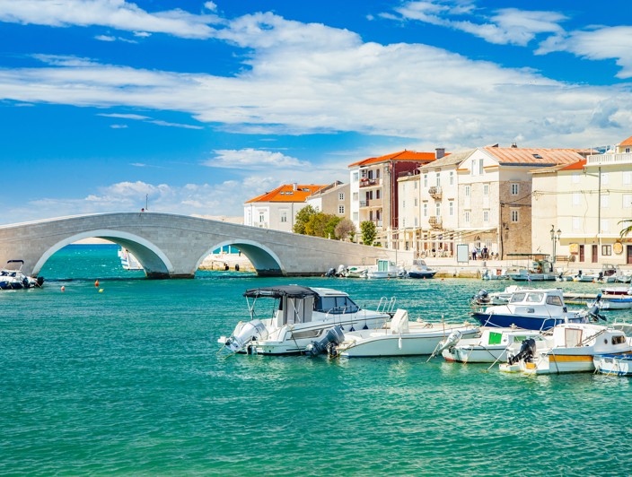 Zadar, smješten u blizini, nudi jednostavan pristup Pagu, čineći ga savršenom bazom za istraživanje bogate povijesti otoka, ukusnog sira i prekrasnih krajolika.