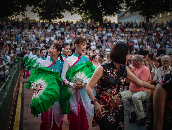 Tanzende bei einem Folklorefestival in Karlovac mit Faechern und Publikum foto Silvijo Selman