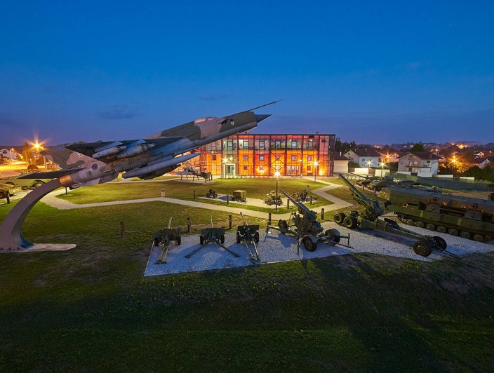 Muzej domovinske vojne v Karlovcu z vojasnim letalom foto Denis Stosic