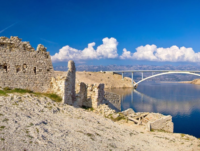 Istraživanje povijesnih lokaliteta Paga, uključujući njegove crkve, drevne ruševine i impresivni Paški most, pruža fascinantan uvid u prošlost otoka. Die Erkundung der historischen Stätten von Pag, einschließlich seiner Kirchen, antiken Ruinen und der bee