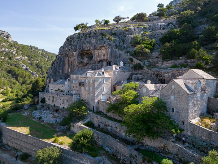 Kulturelle Szene auf der Insel Brač, Kroatien, mit traditioneller Steinarchitektur, einem historischen Platz und einem Einblick in das lokale Erbe.