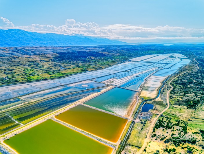 Grad Pag je poznat po stoljetnoj proizvodnji soli, s Solanom Pag koja pruža nevjerojatan prirodni resurs koji oblikuje ekonomiju otoka generacijama.