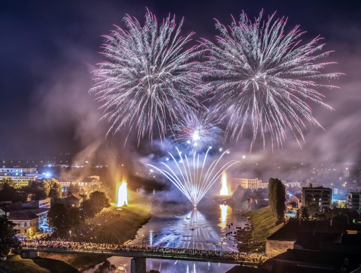 Feuerwerk beim Ivanjski krijes in Karlovac ueber dem Fluss und der Stadt bei Nacht foto Igor Cepurkovski