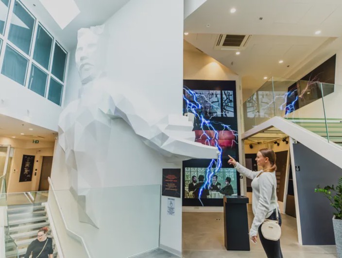 Obiskovalec sodeluje z interaktivno razstavo v Nikola Tesla Experience Center v Karlovcu - NTEC