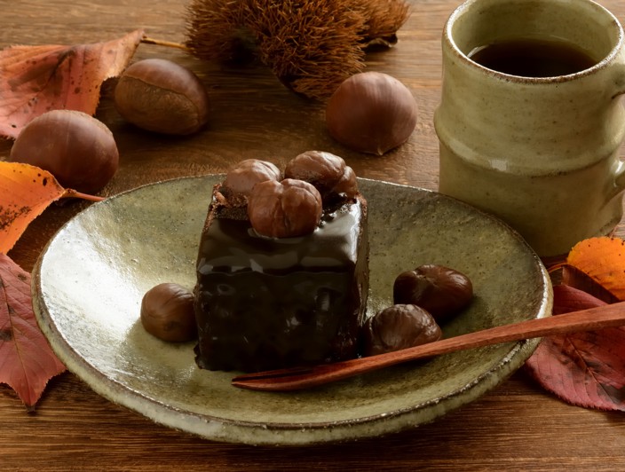 Kostanjeva sladica kot tradicionalna jesenska sladica postrezena s toplim napitkom