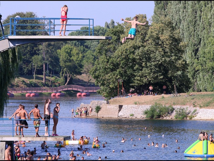Bagnanti alla spiaggia Foginovo a Karlovac e salto nel fiume in estate foto Dinko Neskusil
