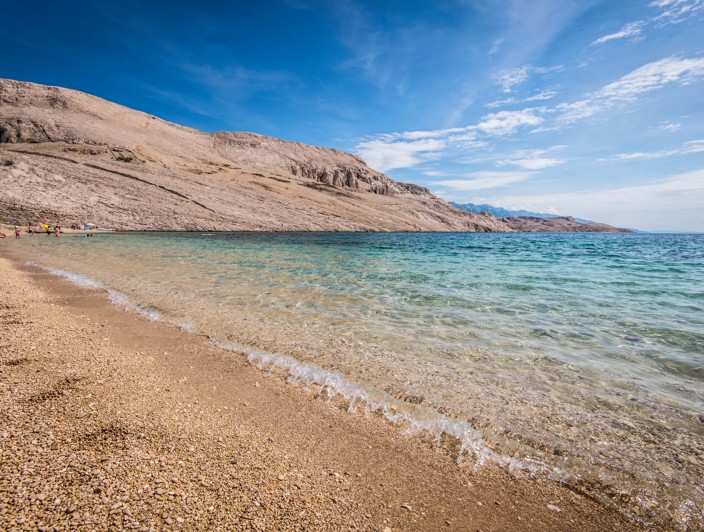 Le numerose insenature e spiagge nascoste di Pag offrono luoghi appartati per coloro che cercano di godere della bellezza naturale dell'isola lontano dalla folla.