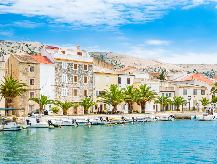 Grad Pag, sa svojom bogatom poviješću, je mjesto gdje posjetitelji mogu prošetati kroz stoljeća tradicije, istražujući povijesne lokacije i muzeje. Die Stadt Pag, mit ihrer reichen Geschichte, ist ein Ort, an dem Besucher durch Jahrhunderte von Tradition