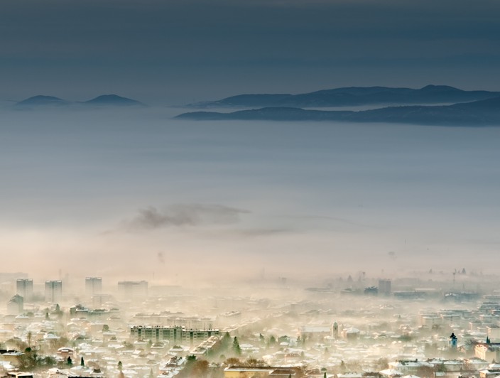 Panorama von Karlovac im Nebel mit Blick auf die Stadt
