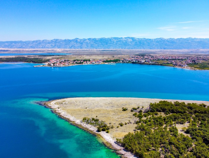 Ljepota otoka sija kroz njegove krajolike, gdje zlatna polja i stjenovita brda susreću duboko plavo more.