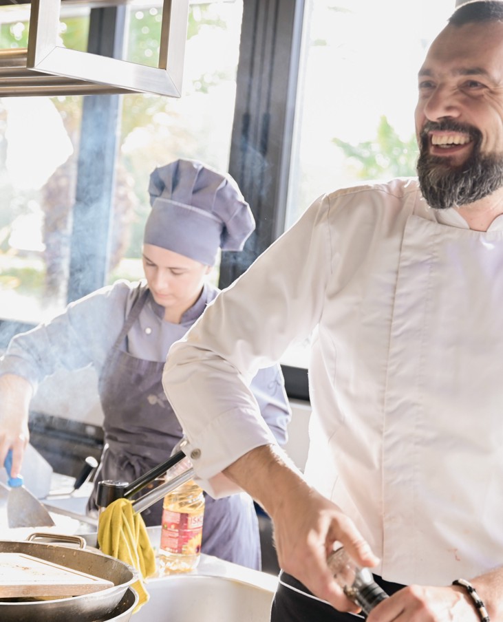Lo chef David Skoko dimostra tecniche di cucina durante il corso Aminess