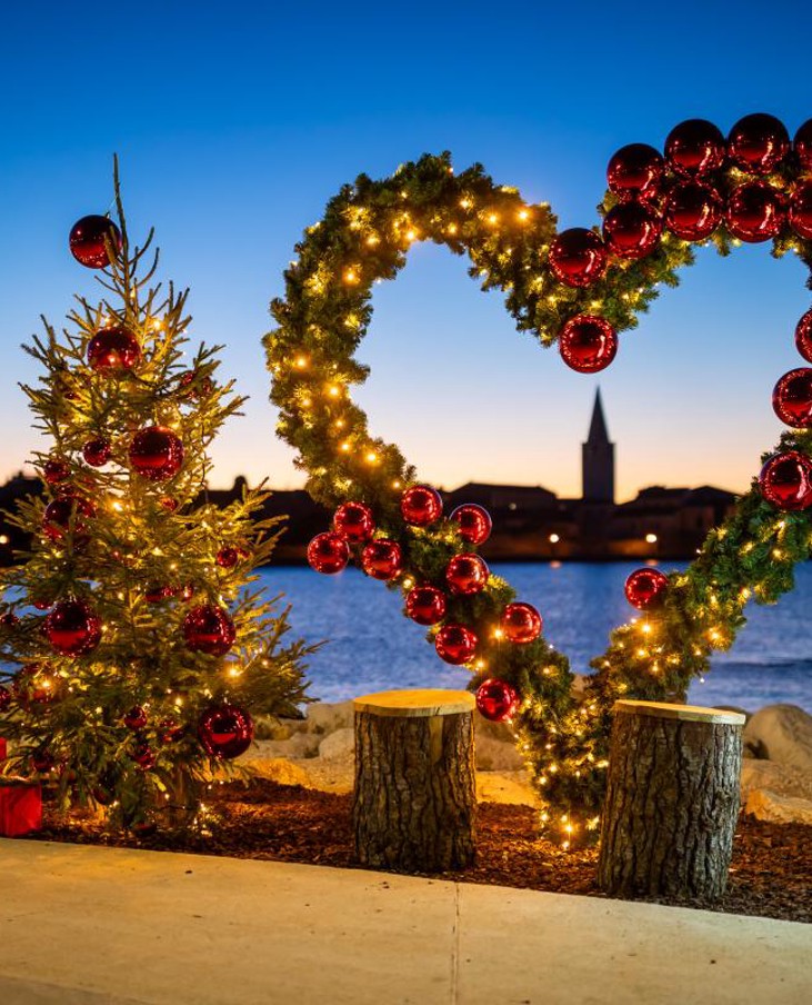 Decorazioni natalizie sul mare in Istria con un grande cuore luminoso