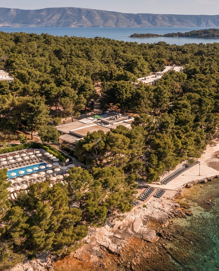 Vista panoramica del resort Aminess Younique Senses sull’isola di Hvar, situato sul mare e circondato da una fitta pineta