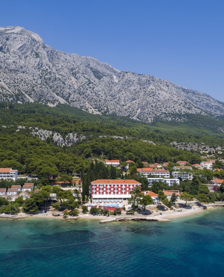 Vista aerea della proprietà Aminess Maradiso Bellevue Village e della circostante penisola di Peljesac con maestose montagne e il Mare Adriatico.