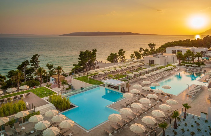 Atemberaubender Sonnenuntergang vor dem Aminess Laurel Khalani Hotel in Makarska.