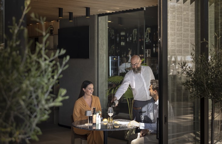 Par uživa v obroku v restavraciji Half8 v hotelu Aminess Younique Narrivi.