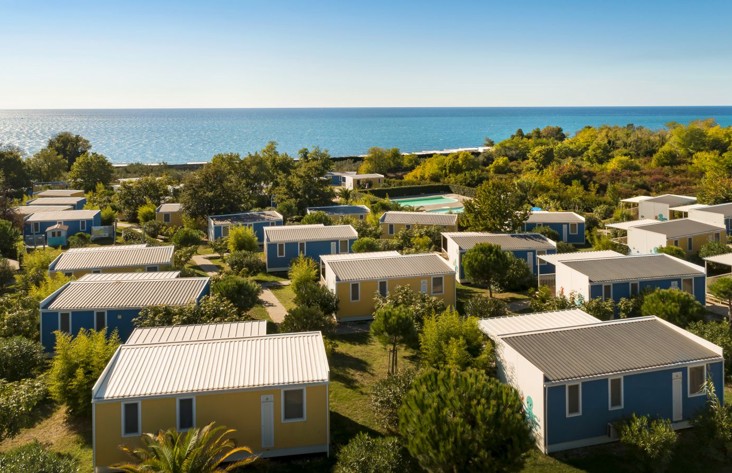 Luftaufnahme der Ferienhäuser im Aminess Planet Camping Maravea Resort, Novigrad Kroatien