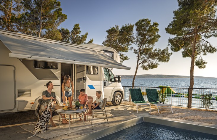 Obitelj se opušta uz privatni bazen u Aminess Style Camping Avalona Resortu.
