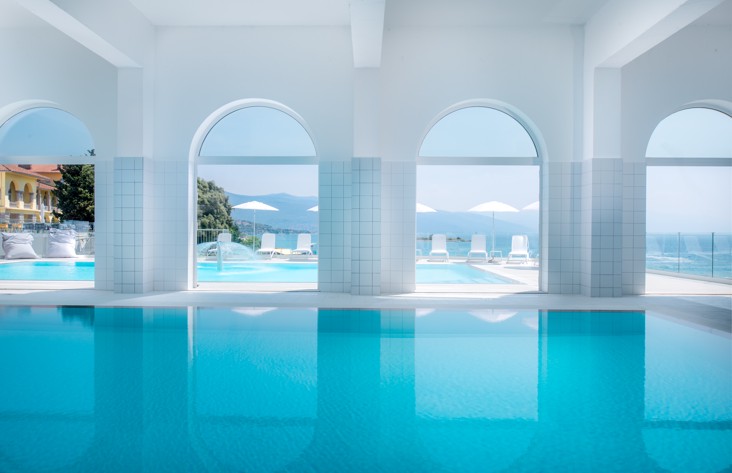 Aminess Vival Lišanj Family Hotel notranji bazen z obokanimi okni in pogledom na morje v Novem Vinodolskem.