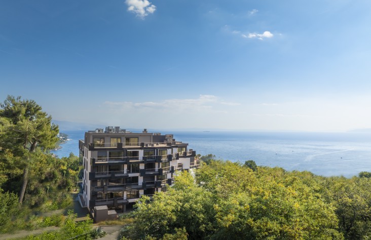 Luksuzni apartmaji z razgledom na morje v Younique Vollo Residence Opatija, obdani z mediteranskim rastlinjem