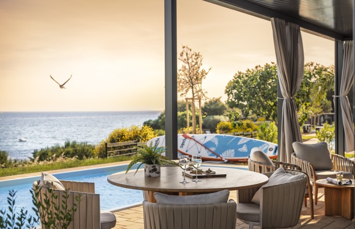 Terrazza della Luxury Sea View Holiday Home con piscina privata e vista mare all’Aminess Planet Camping Sirena Novigrad