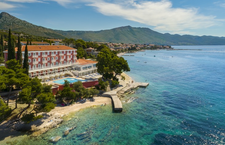 Una vista aerea mozzafiato dell'Aminess Younique Bellevue Hotel, incastonato lungo la pittoresca costa di Orebic, Peljesac.
