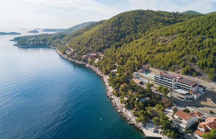 Vista aerea della costa e del paesaggio naturale intorno all’Aminess Alfir Resort sul mare cristallino
