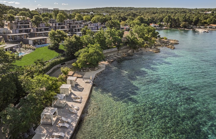 Pogled iz zraka na plažo in prelepo morje pred Aminess Style Camping Atea Resortom