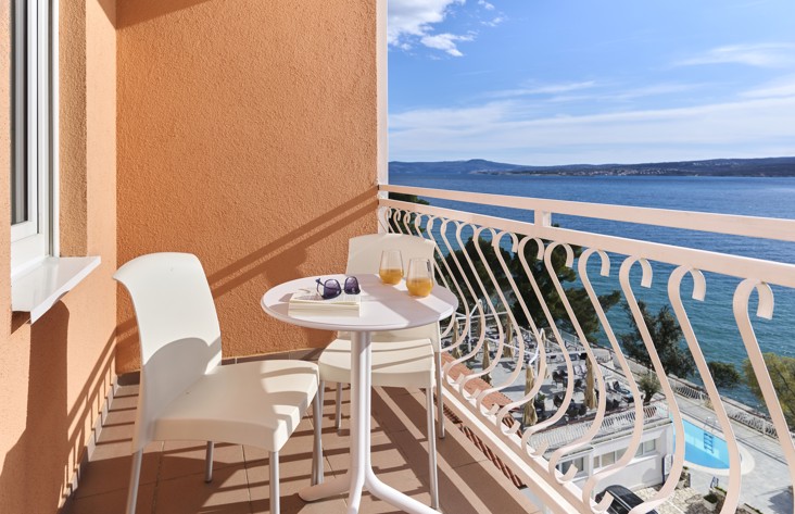 Terras met zeezicht bij Mediteran Maradiso Hotel by Aminess, met prachtig uitzicht op de kust.