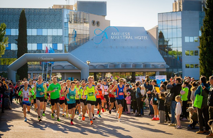 Persone che corrono una mezza maratona presso Aminess Planet Camping Sirena, Novigrad