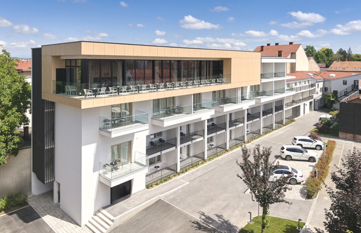 Aussenansicht des Aminess Hotels mit moderner Fassade und grossen Terrassen