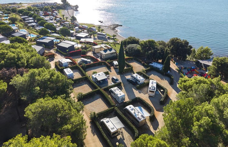 Widok z lotu ptaka na parcele Bella Vista nad morzem w Aminess Planet Camping Sirena.