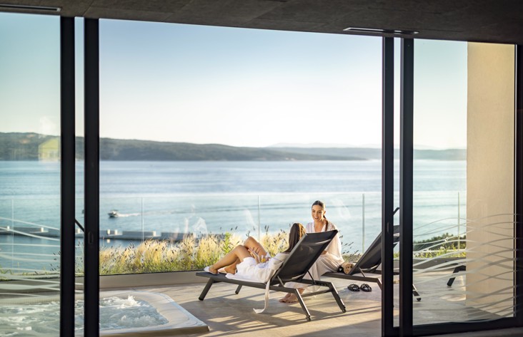 Divani sulla terrazza benessere con vista sul mare presso Aminess Younique Narrivi Hotel.