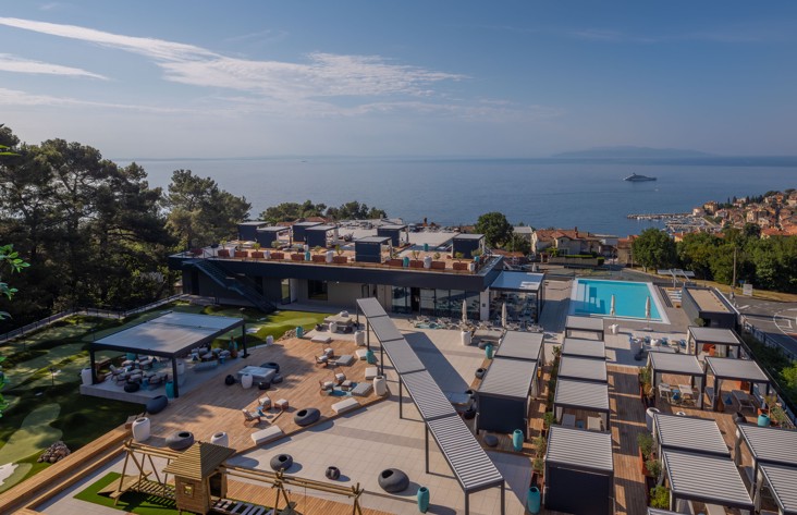 Vanjski pogled na Aminess Vollo Residences s bazenom i pogledom na more.