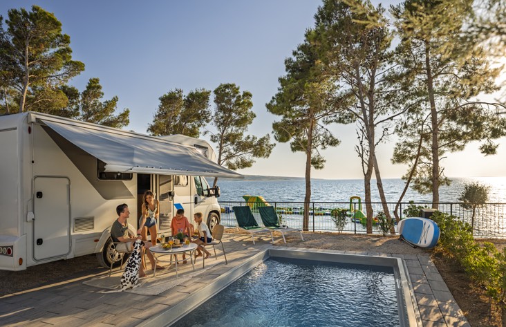 Družina se sprošča ob zasebnem bazenu v Aminess Style Camping Avalona Resort.