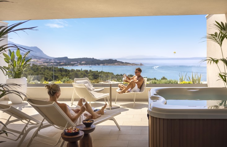 Paar entspannt auf der Terrasse mit Whirlpool im Aminess Laurel Khalani Hotel