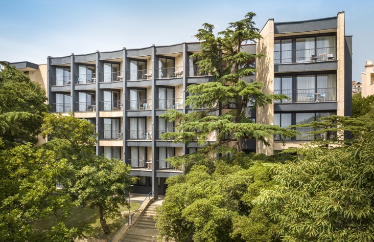 Vista esterna di Aminess Vival Casa Lišanj, circondata da alberi a Novi Vinodolski.