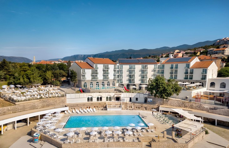 Exterior view of Aminess Lišanj Family Hotel with outdoor pool in Novi Vinodolski