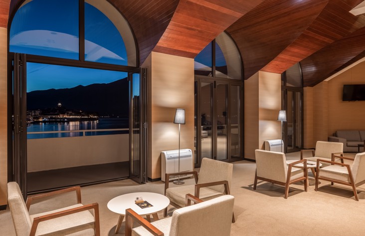 Pogled na Aperitiv Bar, dizajn sredine stoljeća, u Aminess Younique Liburna Hotelu, Korčula