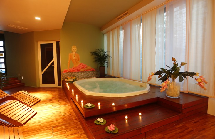 Luksusowe wellness jacuzzi z nastrojowym oświetleniem w Aminess Velaris Resort na Braču