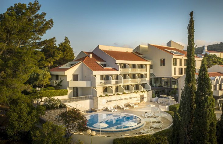 Design moderno mediterraneo, stile mid-century in pietra sull'isola di Korcula presso l'Aminess Younique Liburna Hotel.