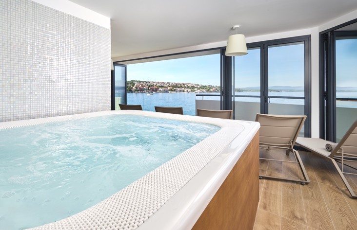 Whirlpool s pogledom na more u Aminess Style Camping Atea Resortu.