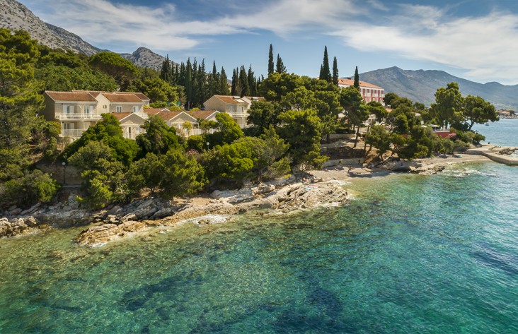 Ein Luftbild des Aminess Maradiso Bellevue Village, eingebettet entlang der malerischen Küste von Orebic, Peljesac.