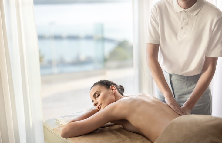 Sproščujoča masaža hrbta v spa centru Aminess Younique Narrivi Hotel v Crikvenici, ki ponuja wellness in mir.