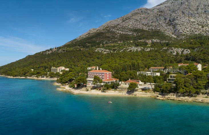 Ein Luftblick auf das Aminess Maradiso Casa Bellevue, eingebettet entlang der malerischen Küste von Orebic, Peljesac.