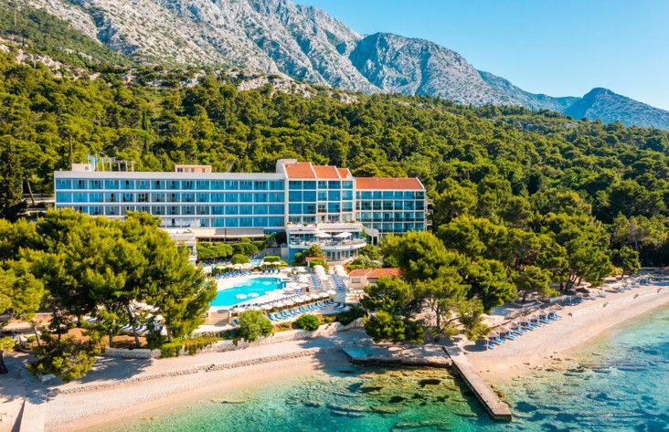 Aminess Vival Grand Azur Hotel seafront location surrounded by lush pine tree vegatition on Peljesac peninsula.