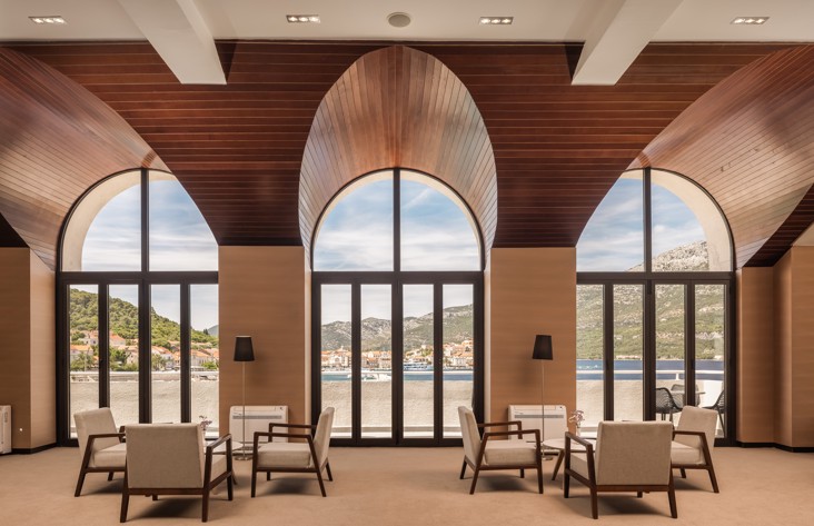 Imponente soffitto a volta del bar Noir al Liburna Hotel