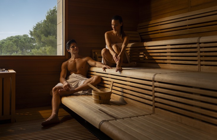 Coppia che si rilassa nella spa, godendo del calore e della tranquillità.