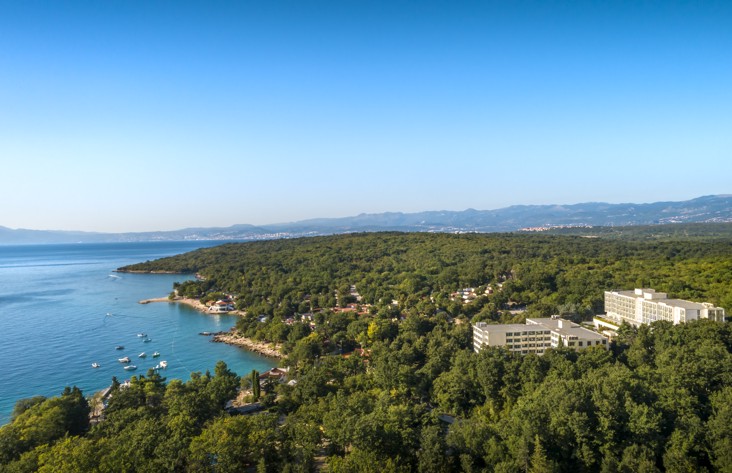 Vista aerea del Magal Maradiso Hotel by Aminess circondato da vegetazione e mare.