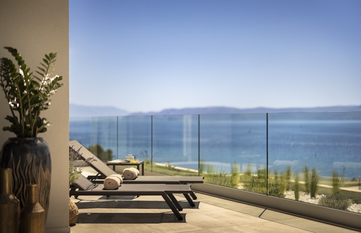 Sproščujoča terasa z zunanjim bazenom s panoramskim pogledom na morje v hotelu Aminess Younique Narrivi v Crikvenici, Hrvaška.